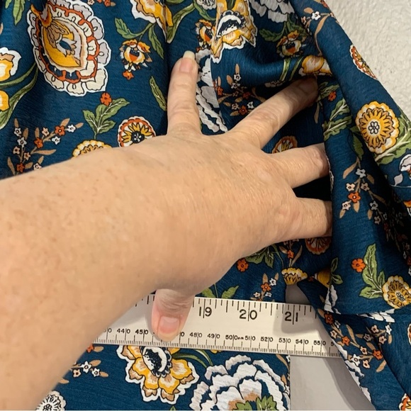 Ann Taylor Factory beautiful satin teal floral blouse.‎ Size M - Picture 7 of 8